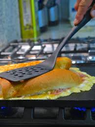 Panaskan minyak dan tumis bawang besar serta bawang putih. Resepi Roti John Asli Melaka Pawtaste Com