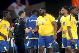 The image is available for download in high resolution quality up to 3660x3636. Huge 17st Handball Star Gauthier Mvumbi Goes Viral With Nba Legend Shaquille O Neal Among Fans In Awe Of Size And Skills