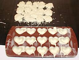 Hier Nochmals Ein Rezept Mit Silikonformen In Herzform Heute Mit Weisser Kuverture Und Einer Edlen Ful Pralinen Selber Machen Mousse Dessert Lebensmittel Essen