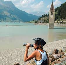Detrás de la fachada de tranquilidad que proyecta el pueblo natal de su madre se esconden oscuros secretos que acechan sin tregua a dos jóvenes hermanos. Graun In Sudtirol Warum Der Blick Auf Den See Im Dorf Hass Auslost Welt