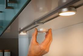 Iluminacion perimetral en plafon para tu sala, recamara, oficina o cualquier espacio es una buena opcion, con iluminacion led. Como Instalar Luces Led En Un Mueble De Cocina Leroy Merlin