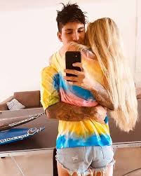 She has been married to gabriel medina since january 23, 2021. 23e7tmejgwwhjm