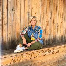 Tassen oder kalender findet ihr im beatrice egli fanshop. Beatrice Egli Es Gibt Neuigkeiten Im Fanshop Zum Facebook