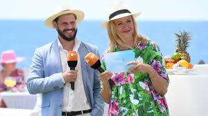 It is a seasonal live programme which airs only during the summer months with 16 to 21 episodes being produced. Zdf Fernsehgarten Bald Ohne Andrea Kiewel Ablosung Ist Da Wird Moderatorin Kiwi In Zukunft Ersetzt News De