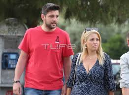 Κάτι που όπως φάνηκε το συνηθίζει αφού με το που την είδαν, τόσο ο δημήτρης ουγγαρέζος όσο και ο άρης. Nansy Paradeisanoy Bolta Sthn Glyfada Mazi Me Ton Koyklo Aderfo Ths