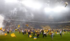Dünyanın en iddialı derbilerinden biri olan fenerbahçe galatasaray derbisi 25 ekim 2015 pazar günü saat 19.00'da oynanacak. Ahram Online Video Galatasaray Fenerbahce Fans Riot In Turkey