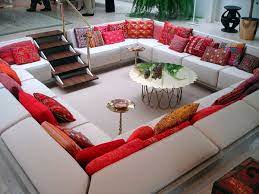 Wohnlandschaft Lounge Sofa Tief Im Boden Gelegen Weiss Rote Kissen Zuhause Wohnung Design Living Room Wohnzimmer