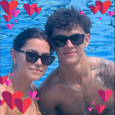 Kim Nowlan's Instagram, Twitter & Facebook