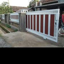 Kebanyakan pagar besi berbentuk garis vertikal, tapi pagar yang satu ini dibuat dengan garis horizontal sehingga memberik kesan tersendiri. Pagar Besi Minimalis Home Facebook