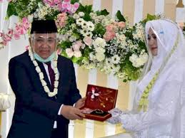 Muhammad sirajuddin syamsuddin, m.a., atau dikenal dengan din syamsuddin (lahir di sumbawa, nusa tenggara barat, 31 agustus 1958; E3ekf00xn Mjm