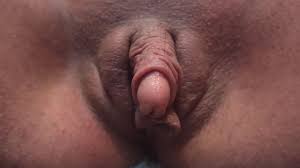 Я хочу, чтобы ты мастурбировал мой большой клитор вместо меня