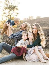 27 Creative Family Photo Ideas To Melt Your Heart Fancy Ideas About Everything Family Picture Poses Outdoor Family Photos Fall Family Photo Outfits