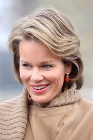 This haircut is all about being serious in the back with a very short and classic cut and having more length on top in the form of a handful of curls falling carelessly over your forehead. Classic Side Part Short Wavy Hairstyle Princess Mathilde Hairstyle Hairstyles Weekly
