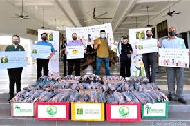 1 min read watch while trying to give way to vip, two cars got into an accident. Tropicana Uncle Kentang Team Up To Donate Fresh Fish To Over 600 Deserving Families The Edge Markets
