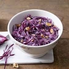 Der Feine Salat Aus Frischem Rotkohl Wird Mit Einem Leichten Dressing Aus Joghurt Und Honig Zubereitet Rotkohlsalat Rotkohl Kohlkopf