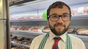 Beth oedd pobl Cymru eisiau o'r 'gyllideb fach'?