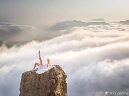 p 2019年09月07日 英国北安普敦郡一名女孩登高后在云海山峰上翩翩起舞仿佛云端跳跃的仙女摄影师tom mcnally 分享自 iweekly周末画报
