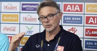 HLV Troussier sắp đối đầu nhà cầm quân từng vang danh châu Âu