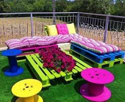 Bunte Terrassenmobel Aus Paletten Palettenmobel Im Freien Mobel Aus Paletten Outdoor Dekorationen