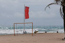 Planifica tu viaje a alicante, encuentra los mejores alojamientos vacacionales y ¡ahorra hasta un 40% con hometogo! Asi Se Ira A La Playa Banistas Lejos De La Orilla Sin Mamparas Y Sin Reservas De Espacio En La Arena Alicante