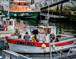 Retour De Peche Au Port Du Guilvinec Finistere Tourisme Bretagne Fishing Vessel Boat