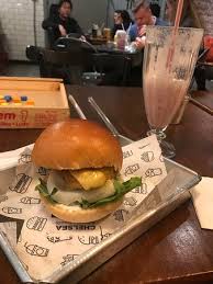 Chelsea tavern's chelsea burger challenge. Tamanho Em Comparacao Ao Milkshake Sanduiche Minusculo Picture Of Chelsea Burgers Shakes Curitiba Tripadvisor