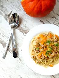 Herbstliche Pasta Mit Kurbis Und Pfifferlingen Mini Me Rezept Pasta Mit Pfifferlingen Pfifferlinge Lebensmittel Essen