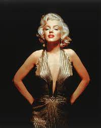 It is frequently reported that she wore a us size 12 or uk size 16, however, due to size inflation, both of those sizes. Marilyn Monroe In 5 Iconic On Screen Looks Vogue Paris