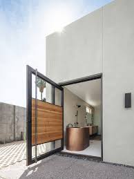Untuk fungsinya, engsel panel dipakai untuk pintu panel yang terbuat dari kayu. 11 Inspirasi Gambar Pintu Pivot Untuk Buat Rumah Makin Modern