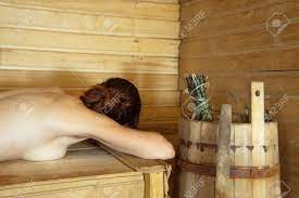 サウナのベンチに横になっている裸の女の子の写真素材・画像素材 Image 10397804