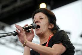 Báo Al Khaleej (UAE) | Nữ diễn viên Algeria Biyouna qua đời ở tuổi 73 #AlKhaleejNewspaper