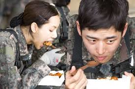 Lisa de BLACKPINK y Hongseok de PENTAGON están fascinados por MREs en “Real  Men 300”