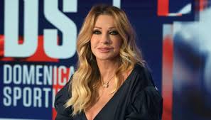 Jurnalista italiana paola ferrari a reactionat in urma discutiilor iscate in jurul ei in spatiul virtual, legate de o neglijenta de care a dat dovada in timpul unei transmisiuni live la postul rai. Bufera Su Paola Ferrari Che Gaffe Della Giornalista Agli Europei