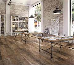 Die fliesen werden ins kleberbett gelegt und mit dem passenden fugenabstand ausgerichtet. Parkettfliesen Fliesen In Holzoptik Parkett Fliesen Bodenfliesen Holzimitation Fliesenparkett Holzfliesen Berlin Potsda