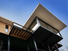 Dans Les Hautes Alpes Un Proprietaire Souhaitait Construire Une Maison Donnant L Impression D Etre Dans Le Ciel Son Souhait A Pu Architecture House Building