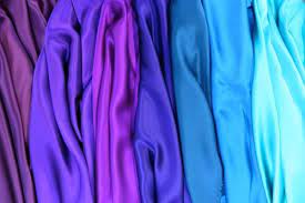 Kombinasi antara baju muslim warna ungu dengan hijab warna merah muda akan membuat penampilan anda terlihat girly dan manis. Tips Dan 10 Ide Paduan Atasan Satin Supaya Anda Bisa Tampil Semakin Cantik