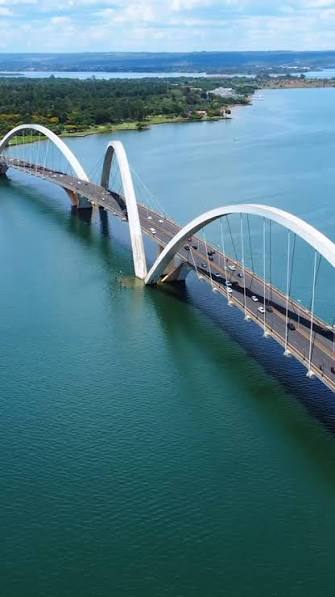 Você sabia que a Ponte JK, em Brasília, foi inspirada no movimento de uma pedra quicando na água? Seus arcos dão a sensação de estar em constante movimento e ela é uma das pontes mais fotografadas do ...
