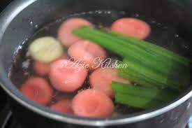 150 gram t ketan, 50 gram t beras, 230 ml santan encer, 1 daun pandan, 15 bunga telang (tambah kan lg ini kurang cerah), garam, inti kelapa (lihat resep), kuah santam, 400 ml santan kental, 2 sdm maizena, 1/2 sdt garam. Puteri Mandi Azie Kitchen