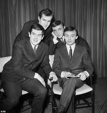 Mack was replaced on piano by les maguire around 1961. Mkyyfnauovvafm