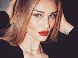 She's one of the most beautiful women in the world and if anyone can pull off super tight leather it's her. Rosie Huntington Whiteley Uber Das Leben Als Mutter Und Den Kampf Mit Ihrem Korpergewicht Vogue Germany