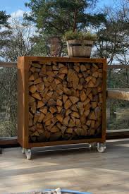 kaminholzregal aus cortenstahl auf rollen holzlager kaminholzregal sichtschutz garten holz