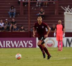 Discendente di emigranti italiani (il bisnonno era originario del piemonte), è il fratello maggiore di guillermo burdisso, anch'egli calciatore professionista, difensore del lanús. El Gran Corazon De Burdisso Idioma Futbol