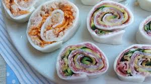 Si prepara facilmente e in poco tempo, vediamo aggiungiamo la passata di pomodoro, un pò di origano, la mozzarella tagliata a fette sottili, le fettine di salame e copriamo con l'altro rotolo di pasta sfoglia. Girelle Di Mozzarella 2 Idee Golose Youtube