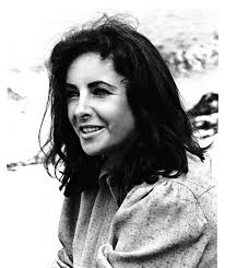 Elizabeth Taylor in Dior dress and Bulgari emerald and diamond brooch,  received golden prize "David di Donatello" for the film "Suddenly Last  Summer" (1962) Photo by Elio Sorci Source: WordPress