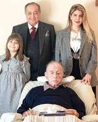 Türkiye'nin önemli kuruluşlarından olan yaşar holdingin kurucusu ve onursal başkanıdır. Xembi08hv9kvom
