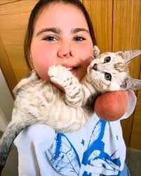 Lynette Hooper's Instagram, Twitter & Facebook