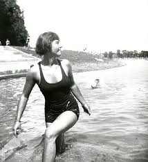 Karl Hubbuch Marianne Im Schwimmbad Rappenwort Nach 1929 S W Fotografie Stadtische Galerie Karlsruhe C Karl Hubbuch Stiftung Fotografie Karlsruhe Stadtisch