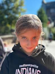 Dolly's statue in Sevierville UL 创視家 الر တေင်မြငု့ခ