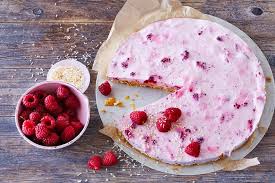 Für die füllung den quark mit zucker, vanille extrakt, mehl, eiern und milch in einer großen schüssel verrühren. Kokos Quark Torte Mit Himbeeren Und Corn Flakes Boden Rezept Fit For Fun