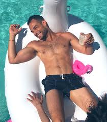 Johnny Sibilly pubblica foto nudo e in mutande - BitchyX